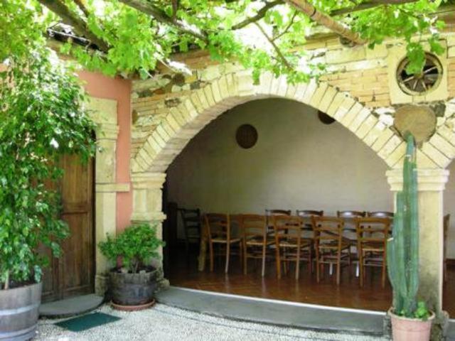 een kamer met een groep tafels en stoelen bij Agriturismo Il Melograno in Riola Sardo