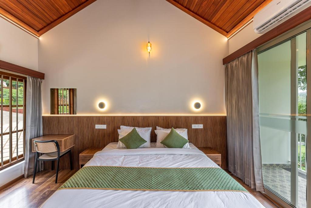 Postel nebo postele na pokoji v ubytování Theyila Wayanad Premium Pool Resort