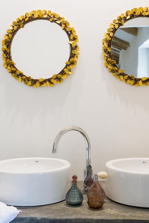 A bathroom at Balneario Aguas de Villaharta