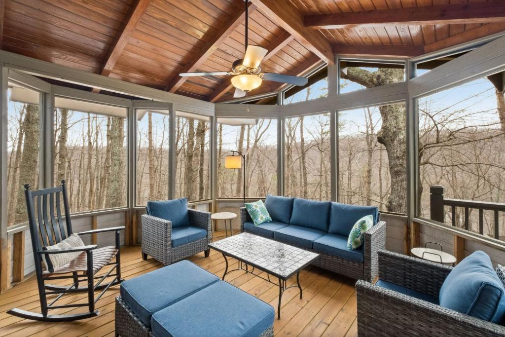 Posezení v ubytování Home Sweet Gnome - Wooded serenity in Big Canoe