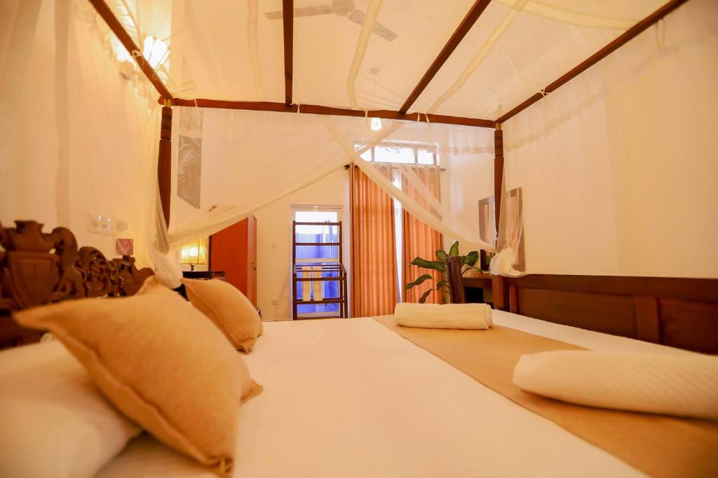 Postel nebo postele na pokoji v ubytování Nibbana Mirissa Hotel