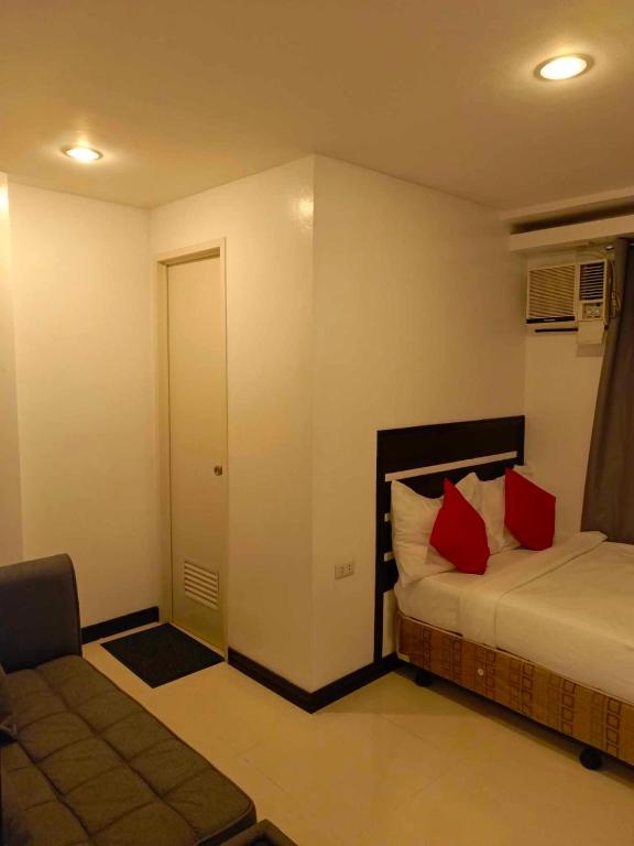 Postel nebo postele na pokoji v ubytování Ecoland 88 Apartelle & Suite