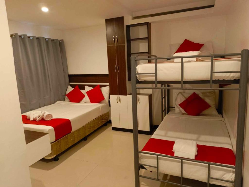 Postel nebo postele na pokoji v ubytování Ecoland 88 Apartelle & Suite