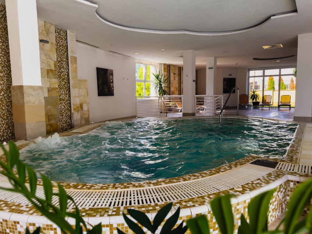 Bazén v ubytování Hotel Aurora nebo v jeho okolí