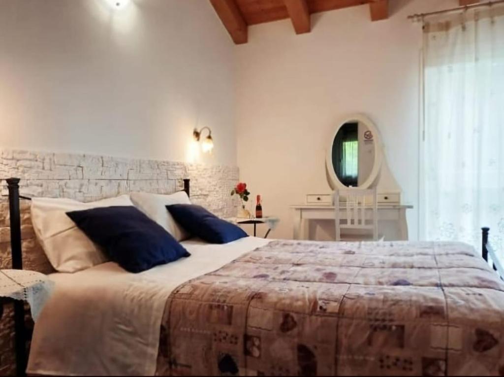 Un dormitorio con una cama grande con almohadas azules. en B&B Al sogno di Laura, en Treviso