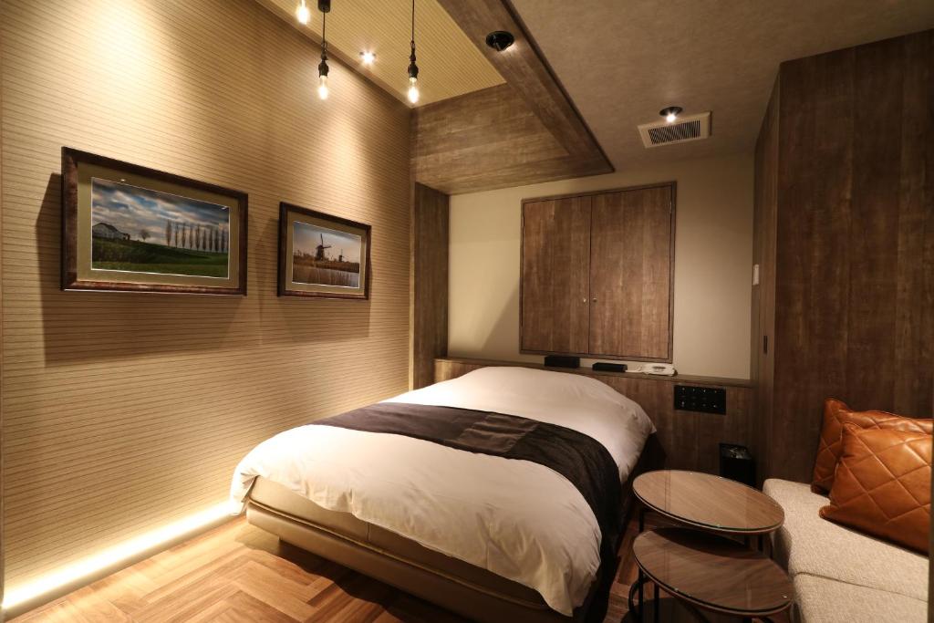 Postel nebo postele na pokoji v ubytování HOTEL Us Bentenbashi Adult only