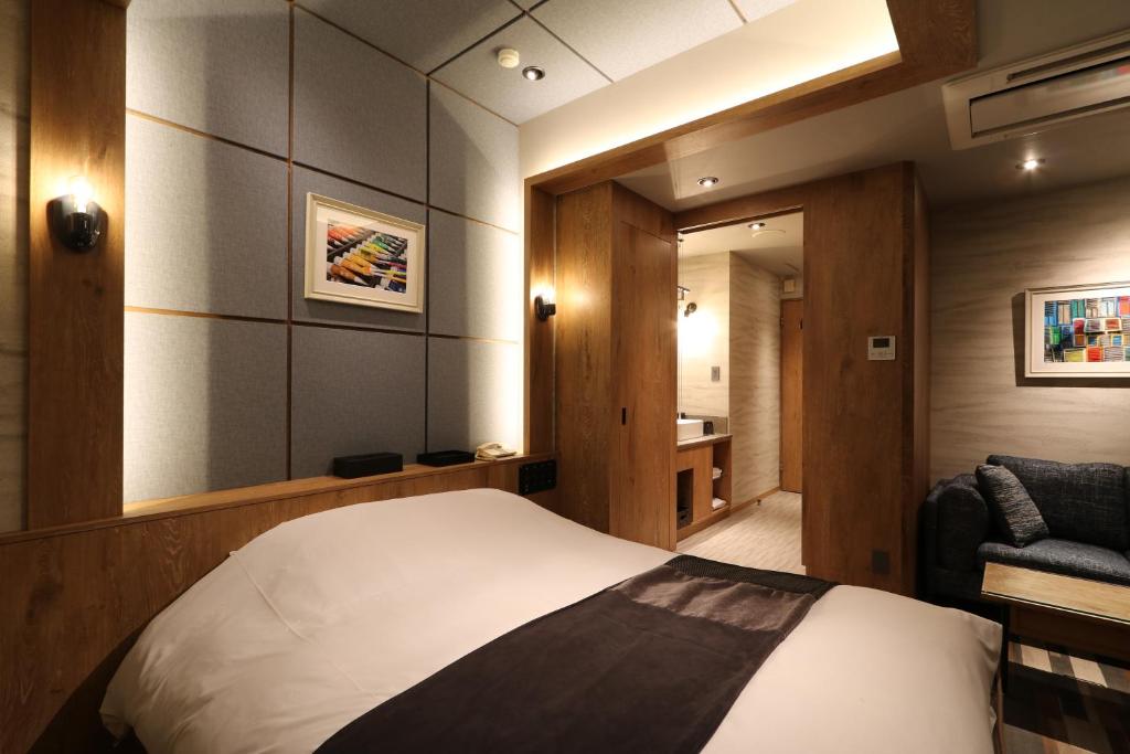 Postel nebo postele na pokoji v ubytování HOTEL Us Bentenbashi Adult only