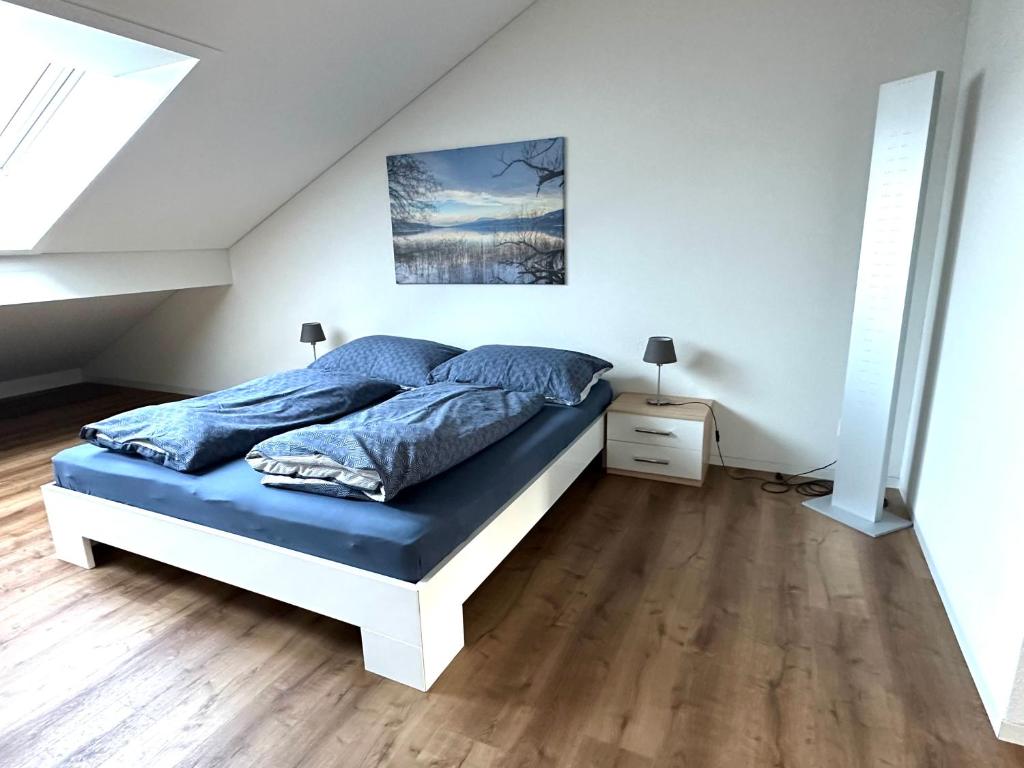 Postel nebo postele na pokoji v ubytování Neue Einzimmer Dachwohnung