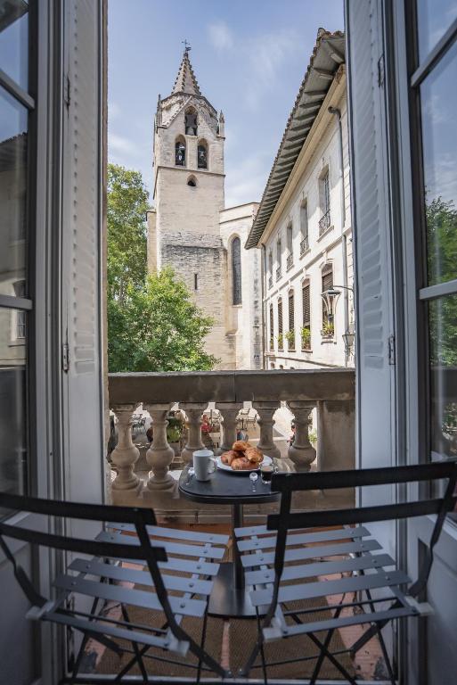 une table avec une assiette de nourriture sur un balcon dans l'établissement Le balcon du roi René, à Avignon