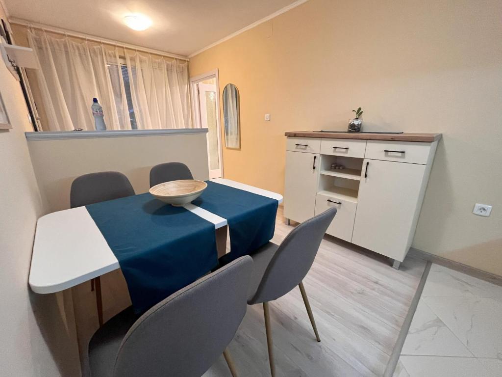 Kuchyň nebo kuchyňský kout v ubytování Cozy apartment near city center