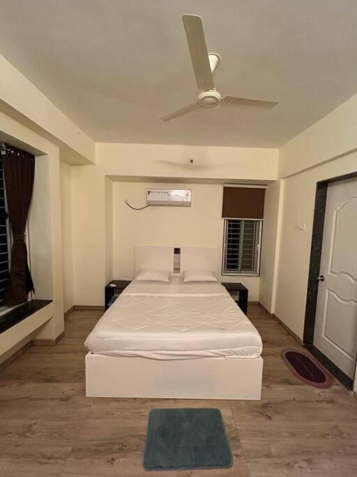 Postel nebo postele na pokoji v ubytování Serene 43, Karjat 3 BHK Villa, Wifi, Plunge Pool
