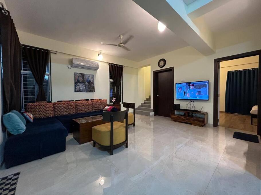 TV a/nebo společenská místnost v ubytování Serene 43, Karjat 3 BHK Villa, Wifi, Plunge Pool