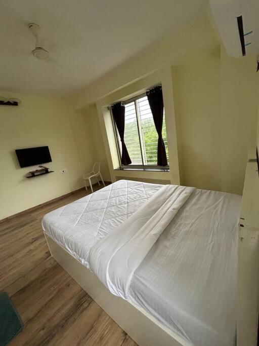 TV a/nebo společenská místnost v ubytování Serene 43, Karjat 3 BHK Villa, Wifi, Plunge Pool