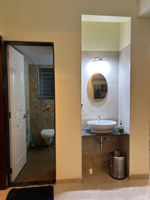 Koupelna v ubytování Serene 43, Karjat 3 BHK Villa, Wifi, Plunge Pool