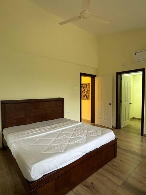Postel nebo postele na pokoji v ubytování Serene 43, Karjat 3 BHK Villa, Wifi, Plunge Pool