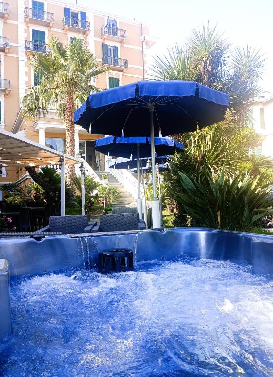 Piscina a Hotel Morandi o a prop