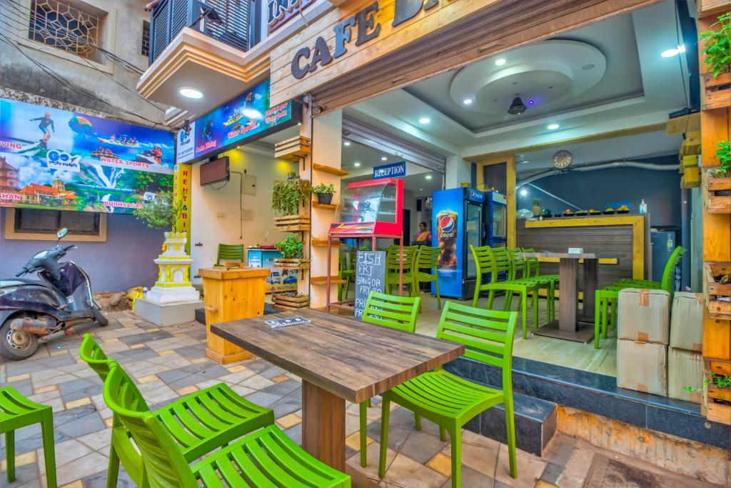 Večerní zábavní program pro hosty v ubytování The Balaji inn Baga