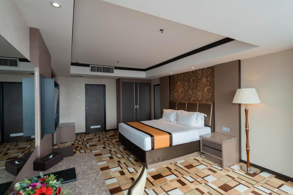 Postel nebo postele na pokoji v ubytování Grand Paragon Hotel Johor Bahru