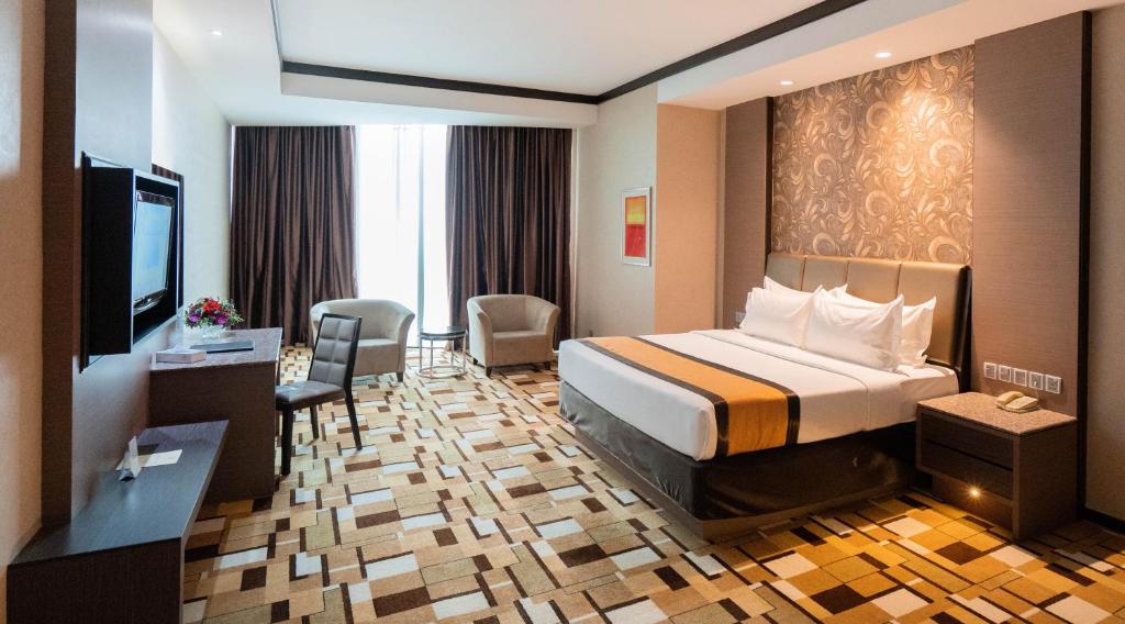 Postel nebo postele na pokoji v ubytování Grand Paragon Hotel Johor Bahru