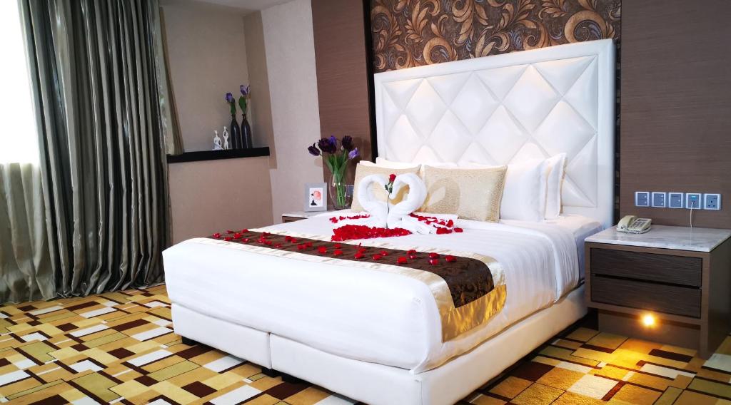 Postel nebo postele na pokoji v ubytování Grand Paragon Hotel Johor Bahru