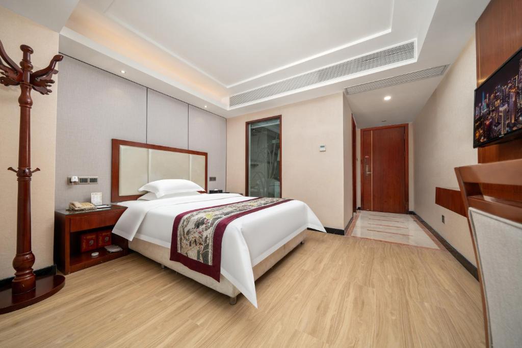Postel nebo postele na pokoji v ubytování Honglilai Hotel