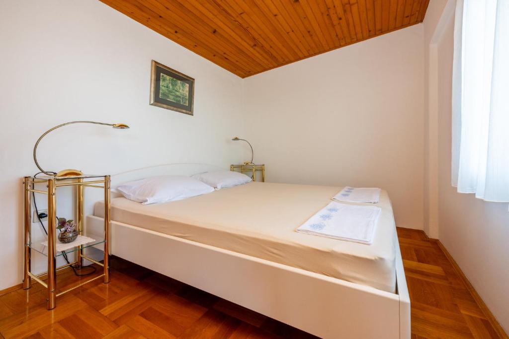 Postel nebo postele na pokoji v ubytování Bugenvilija
