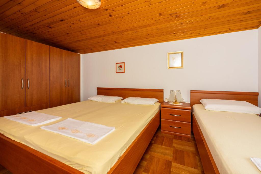 Postel nebo postele na pokoji v ubytování Bugenvilija