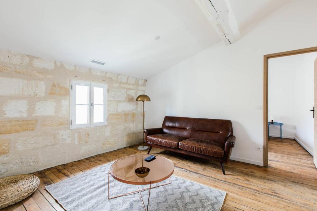 Appartement spacieux et lumineux avec climatisation et belle hauteur sous plafond - Halle 2EME - Housity