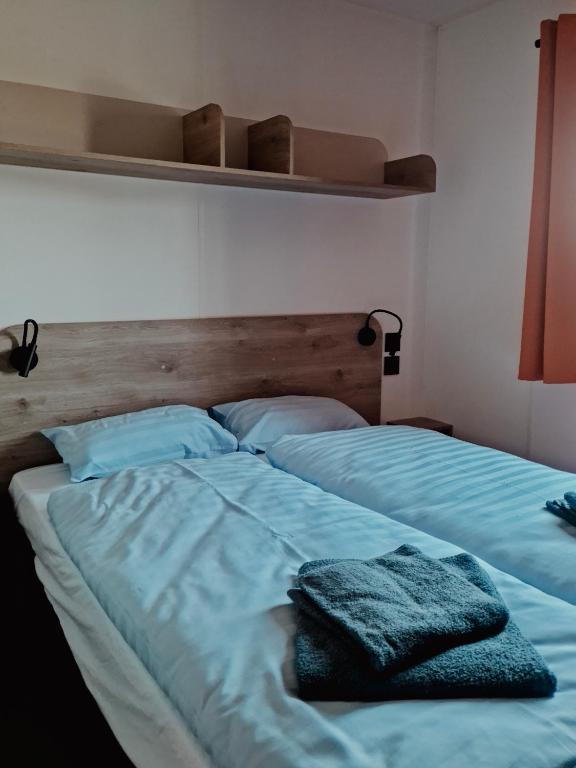 two beds sitting next to each other in a bedroom at Super Cordelia - Camping Belle-Vue in Berdorf