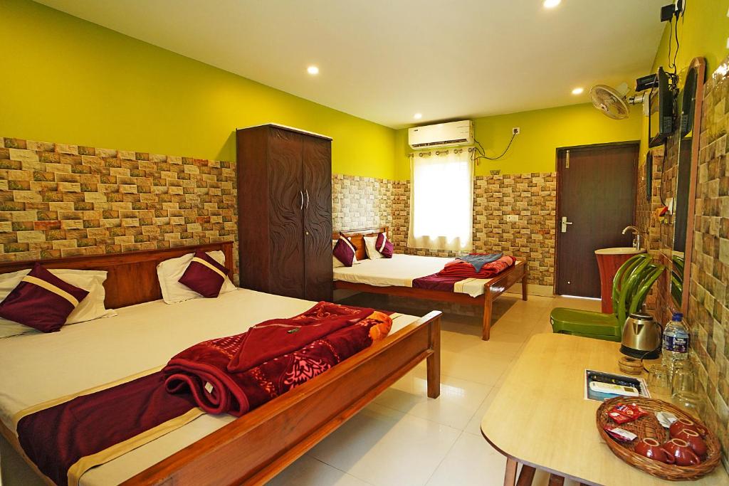 Postel nebo postele na pokoji v ubytování Resort Neel Nirjan !! Best Family Couple friendly family Resort!!