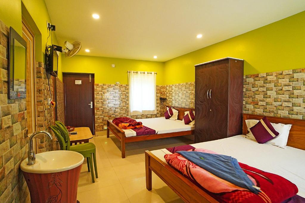 Postel nebo postele na pokoji v ubytování Resort Neel Nirjan !! Best Family Couple friendly family Resort!!