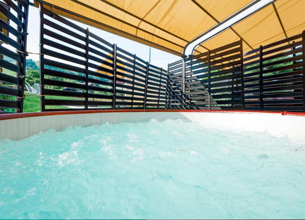 Bazén v ubytování Togari Inn Suites nebo v jeho okolí