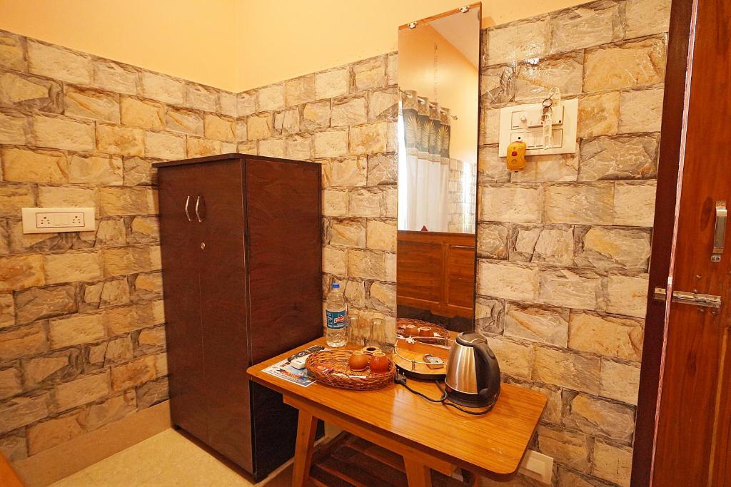 Příslušenství pro přípravu čaje a kávy v ubytování Resort Neel Nirjan !! Best Family Couple friendly family Resort!!