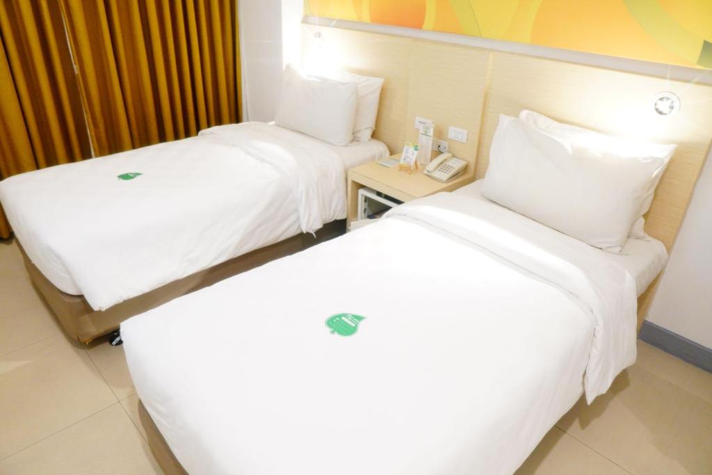 Postel nebo postele na pokoji v ubytování Go Hotels North EDSA