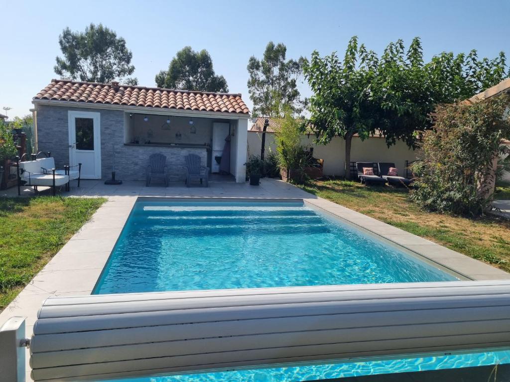 une piscine devant une maison dans l'établissement Agréable maison tarnaise, à Saint-Sulpice