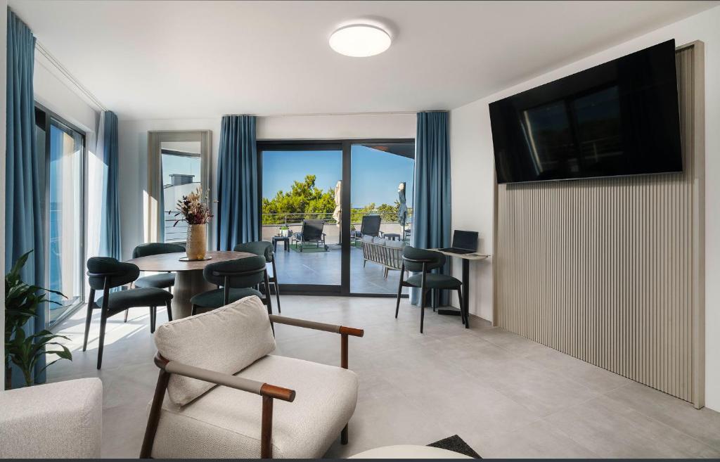 Телевизор и/или развлекательный центр в SeeSea Hotel