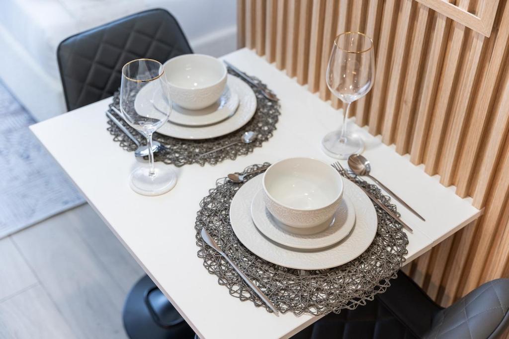 ドバイにあるSerene Studio Perfect for 2 at Azizi Riviera in Meydan Oneのギャラリーの写真