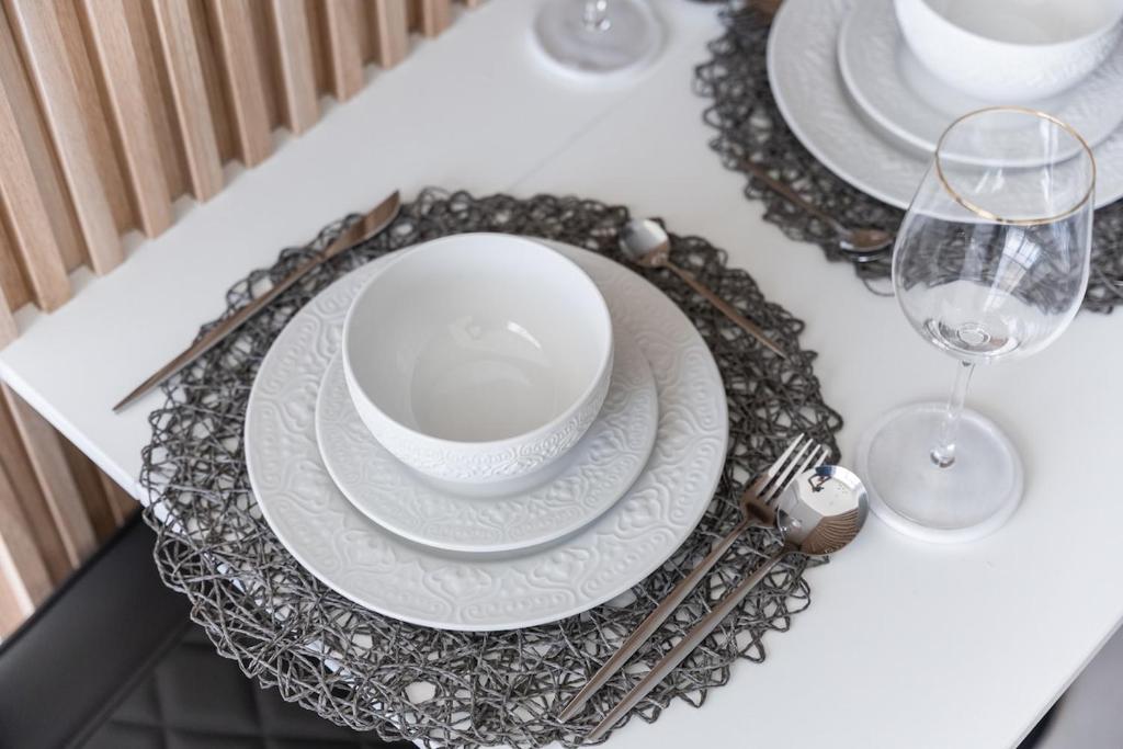 ドバイにあるSerene Studio Perfect for 2 at Azizi Riviera in Meydan Oneのギャラリーの写真