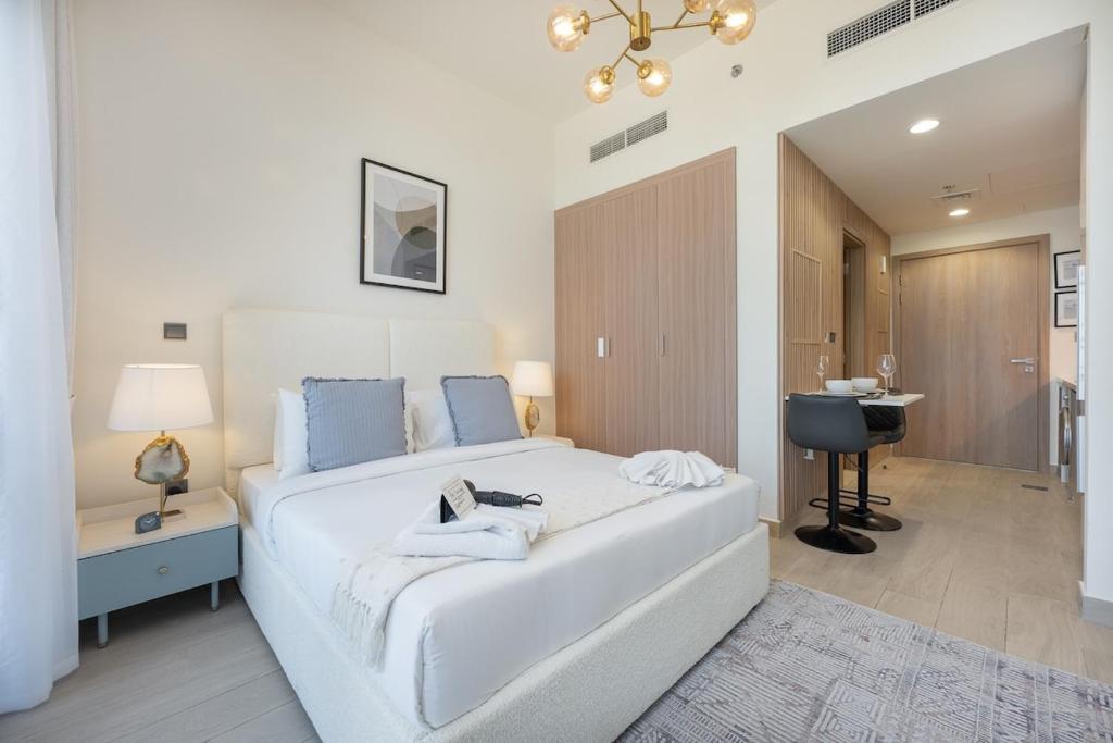 ドバイにあるSerene Studio Perfect for 2 at Azizi Riviera in Meydan Oneのギャラリーの写真