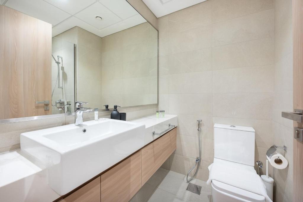 ドバイにあるSerene Studio Perfect for 2 at Azizi Riviera in Meydan Oneのギャラリーの写真