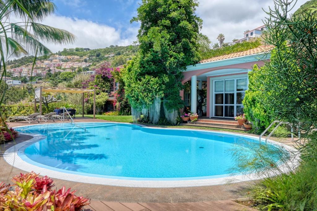 Casa das Bromélias, a Home in Madeira