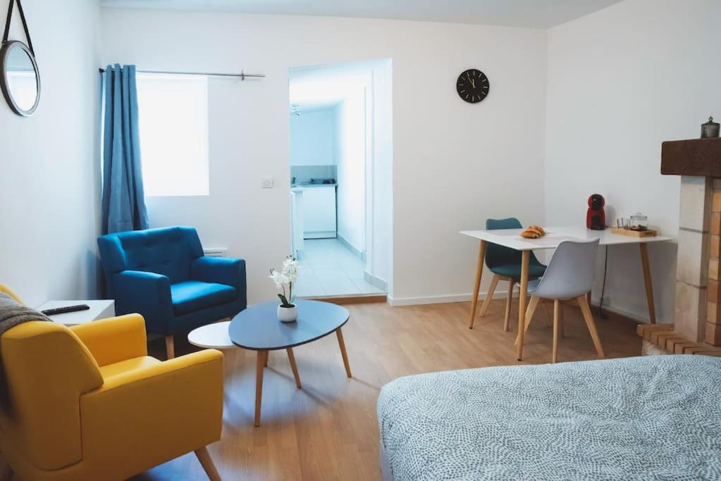 un salon avec un canapé, des chaises et une table dans l'établissement Studio Le Fresne, à Sainte-Gemme-sur-Loire