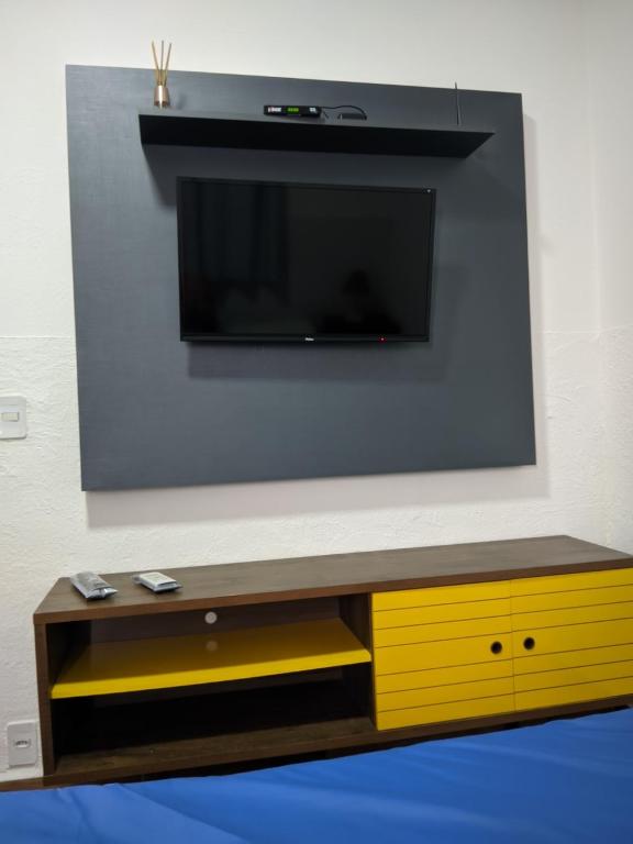 a flat screen tv hanging on a wall at Casa para Temporada No Ninho verde 1 in Quadra