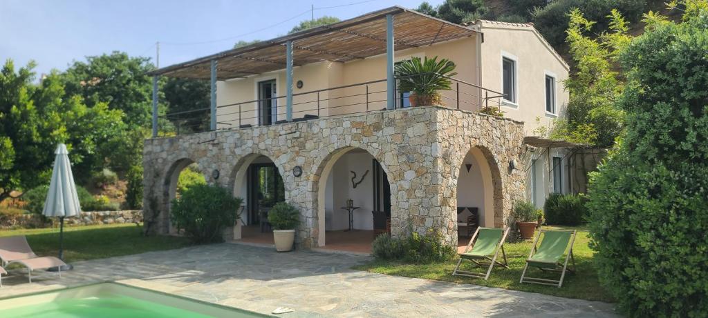 une villa avec piscine et une maison dans l'établissement Villa Cursaninco, à Corbara
