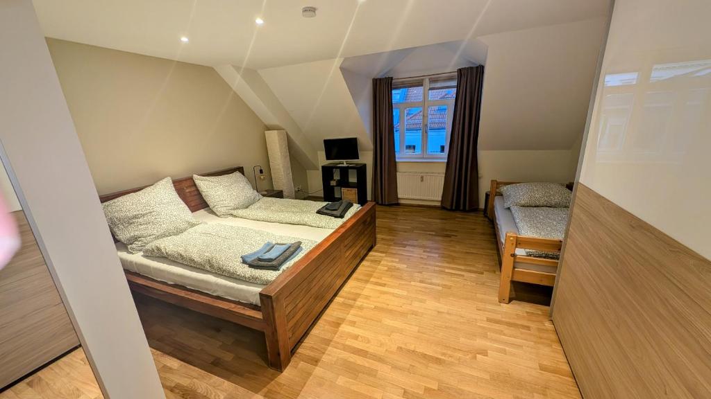 a small room with a bed and a couch at Großzügige Maisonette über dem Leipziger Zentrum in Leipzig