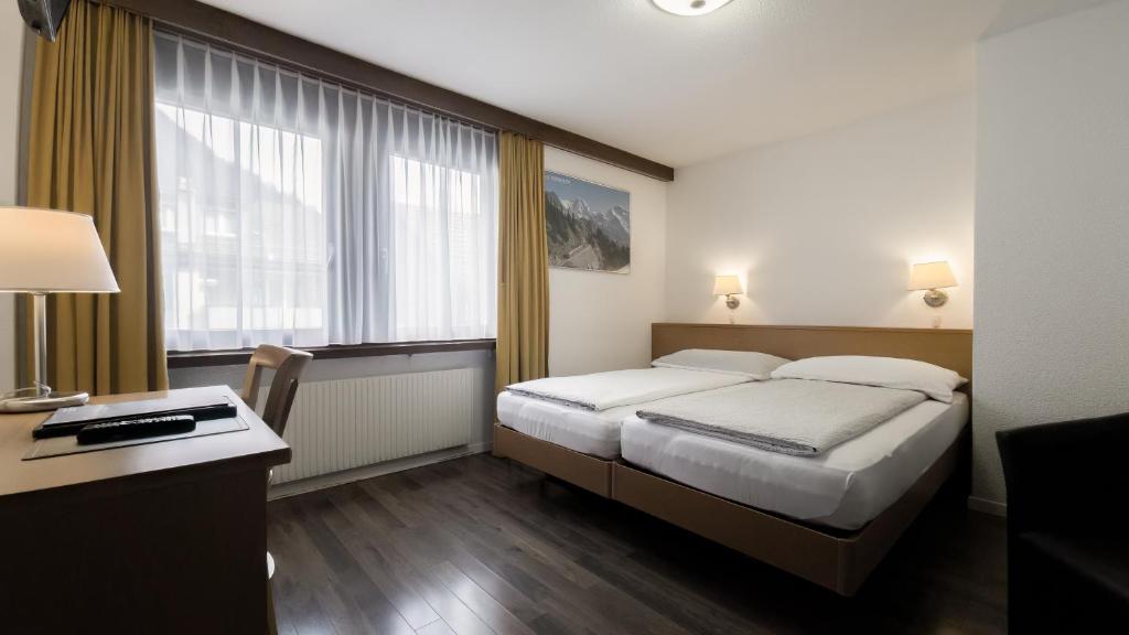 Postel nebo postele na pokoji v ubytování Hotel Rössli