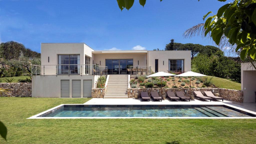 une maison avec une piscine devant dans l'établissement Villa Arty Riviera, à Saint-Paul-de-Vence