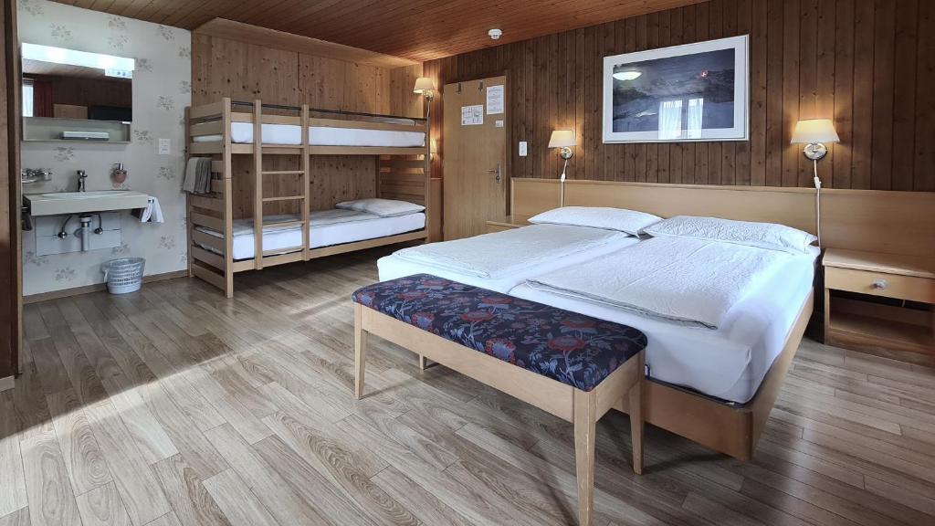 Postel nebo postele na pokoji v ubytování Hotel Rössli