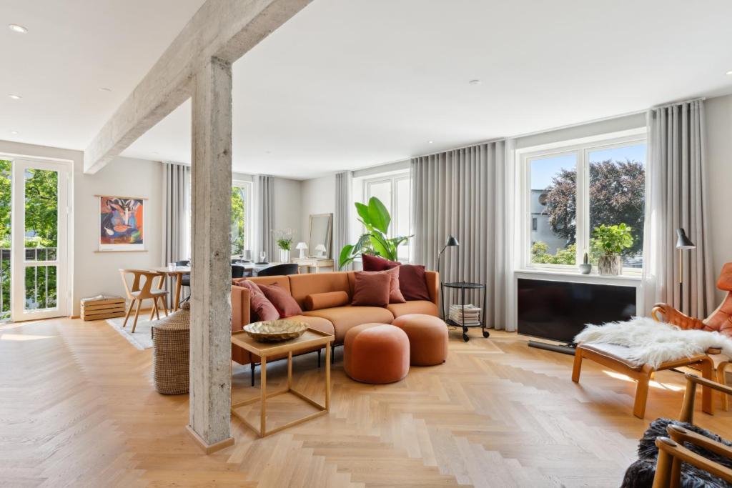 a living room with a couch and a tv at Luksus Aarhus C-lejlighed med Panorama Udsigt in Aarhus