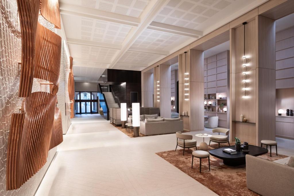 Postel nebo postele na pokoji v ubytování Adelaide Marriott Hotel